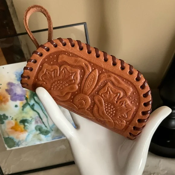 vtg SOUVENIR of LAS VEGAS Leather Coin Purse Zip Around Flowers Hand Tooled - Picture 2 of 4